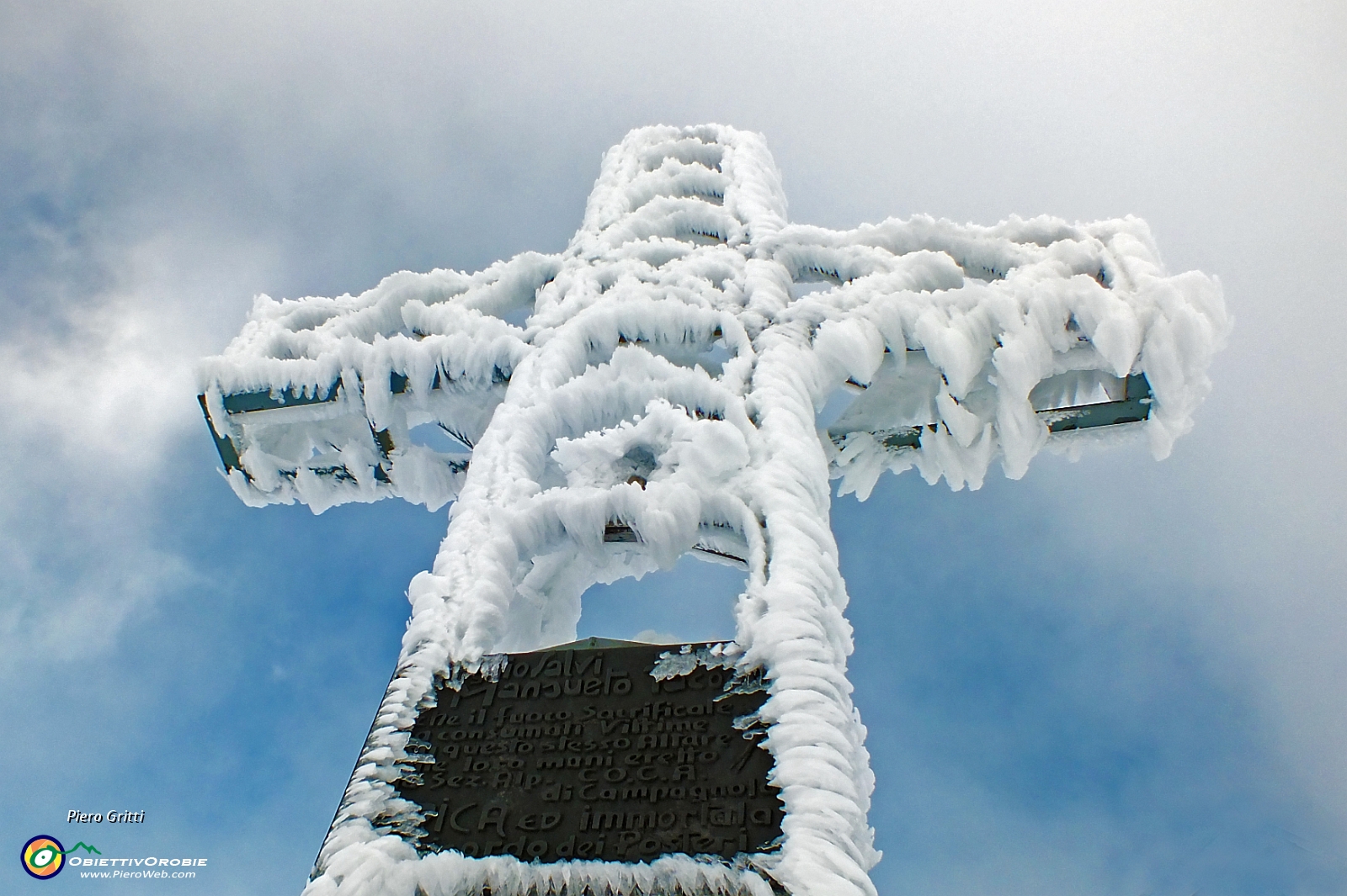 37 La croce rivestita di neve ghiacciata !.JPG